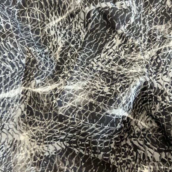 All in Motion Shibori Mid-Rise Charcoal Gray Run Shorts - Size Small - NWT - Picture 3 of 9